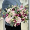 Эустомы и розовые ранункулюсы в маленькой корзине
